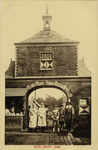 16189 Gezicht op de achtergevel van de nagemaakte toegangspoort op de historische tentoonstelling OUD ZEIST te Zeist, ...